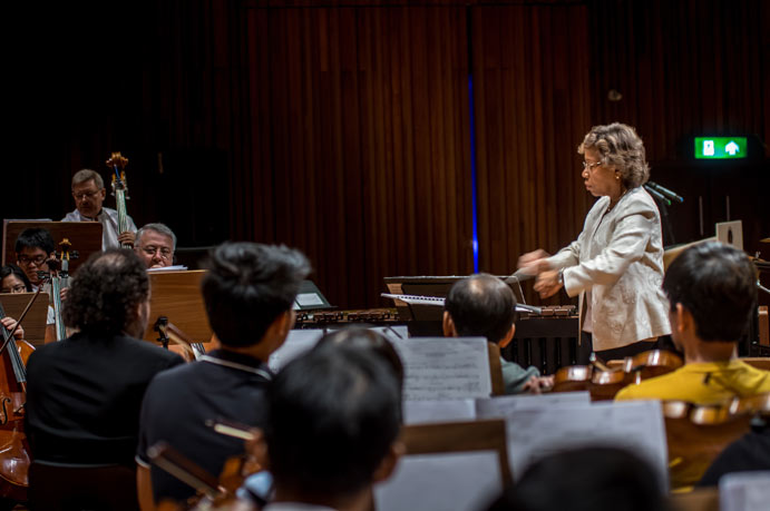 Tania León conducting the Thailand Philharmonic Orchestra in July 2015 (photo by Nantapipat Vutthisak and Natthapong Sirisit)
